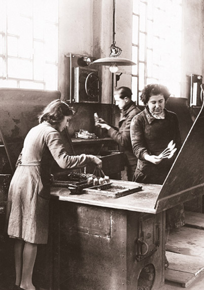 20世纪50年代，女工进行餐具镀锡工作，她们在公司发展中发挥了重要作用。